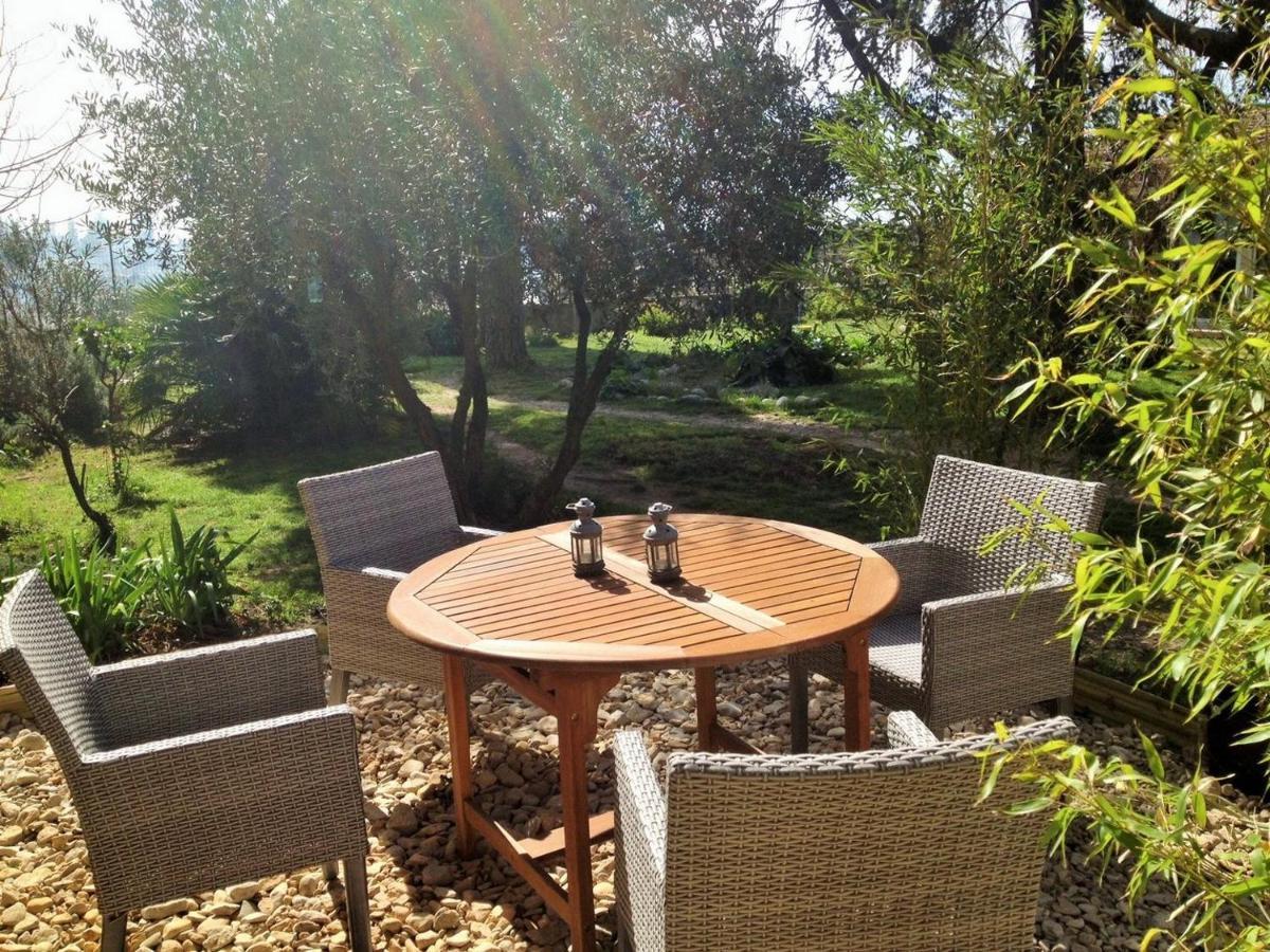 Bed & Breakfast De La Soie Violes